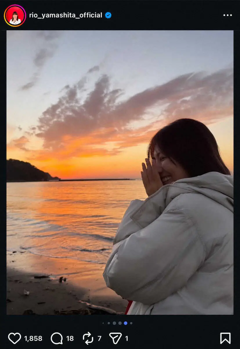 【画像・写真】山下リオ　海の砂浜で元人気アイドルと仲良し2S！「ラブレター思い出す」「完全にデートやん」の声