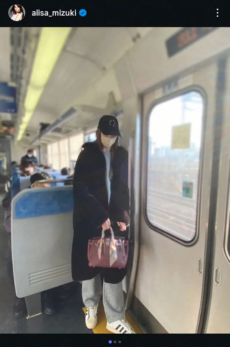 【画像・写真】衝撃の電車移動！　観月ありさの“お忍びショット”に「びっくり」「目立つ」「オーラある」反響続々