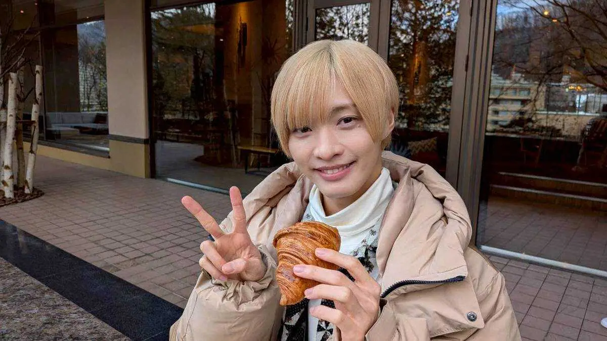 【画像・写真】IMP.佐藤新、雪の定山渓で「ビジュイイじゃん」全開！足湯「幸せ」クロワッサン「サックサク」極楽旅