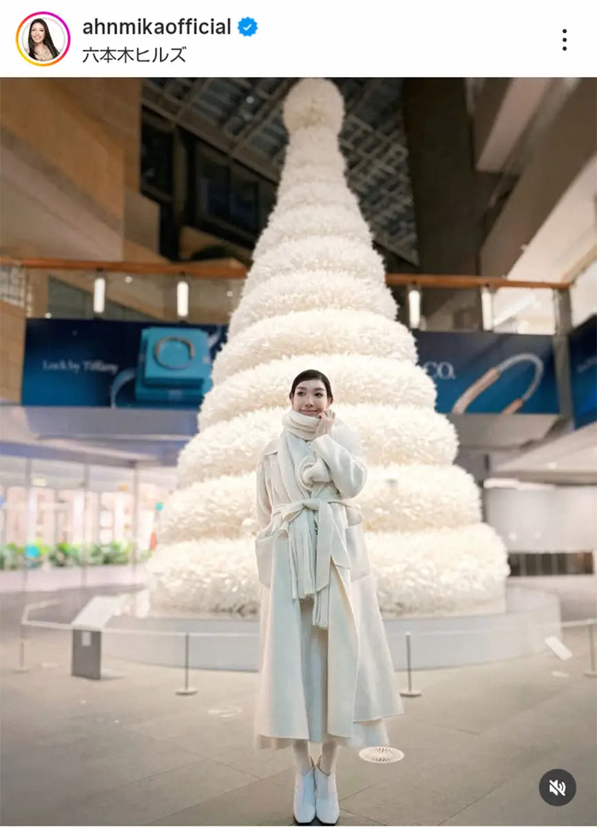 【画像・写真】アンミカ　あの“名言”を体現!?　白づくしコーデ＆ツリーで「ホワイトクリスマス」
