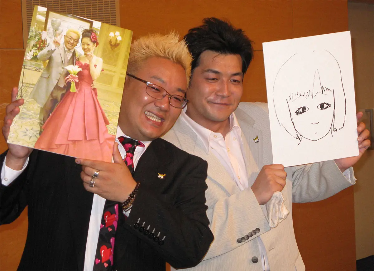 【画像・写真】2007年、そろって結婚報告会見を行ったお笑いコンビ「サンドウィッチマン」の伊達みきお（左）と富澤たけし。伊達は妻のフリーアナウンサー・熊谷麻衣子との挙式の写真を、富澤は夫人の似顔絵を披露した