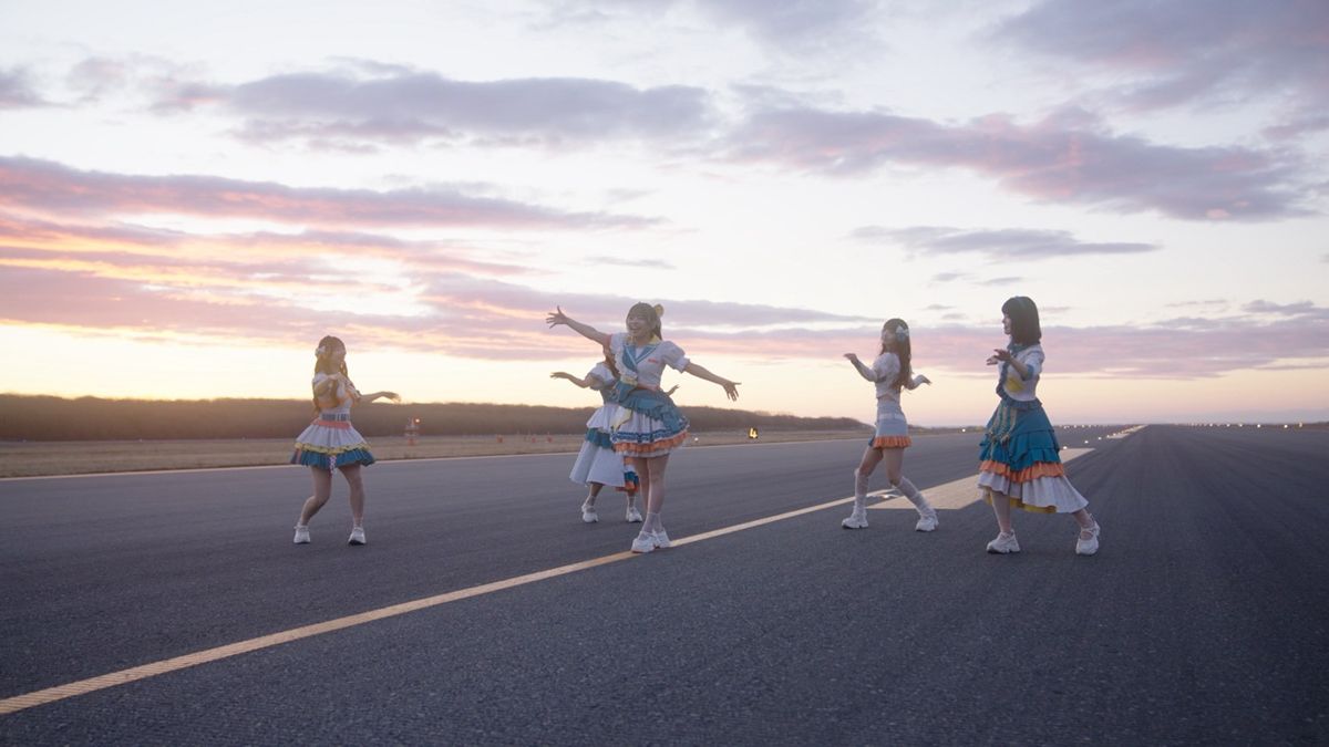 【画像・写真2枚目】朝焼けの滑走路が美しすぎる…タイトル未定「翼」MV、新千歳＆釧路空港が全面協力！