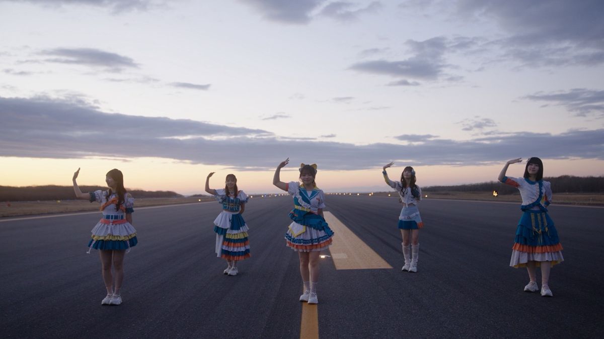 【画像・写真3枚目】朝焼けの滑走路が美しすぎる…タイトル未定「翼」MV、新千歳＆釧路空港が全面協力！