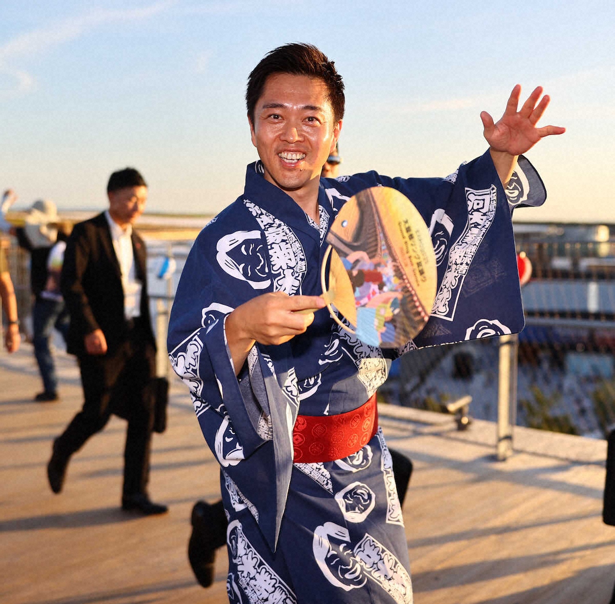 【画像・写真】吉村知事　河内家菊水丸と5年後の約束！意気揚々と交わすも「その時はどういう立場か…」