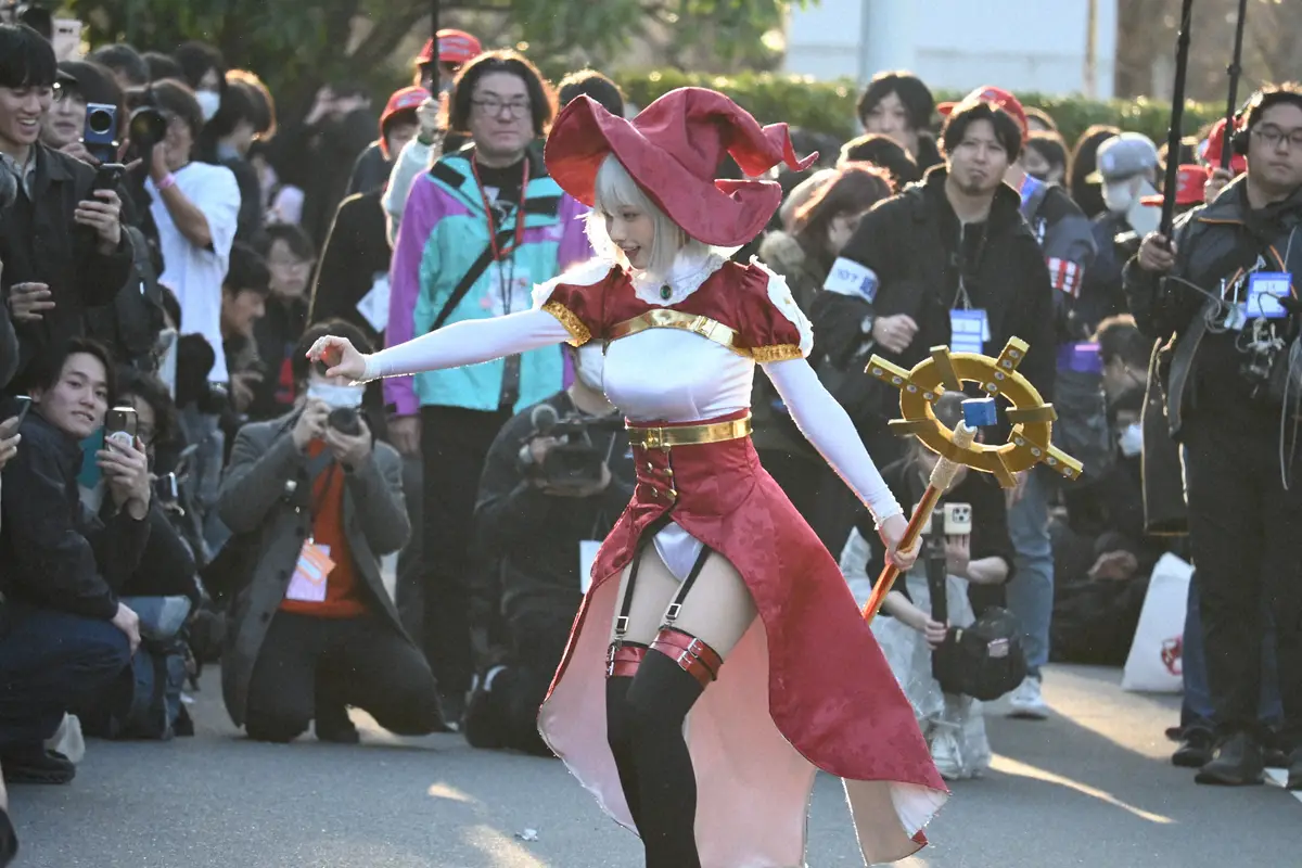 【画像・写真】えなこ　コミケで6年ぶりコスプレ撮影会にファン歓喜！「2.5次元の誘惑」から「753」衣装でお手振り