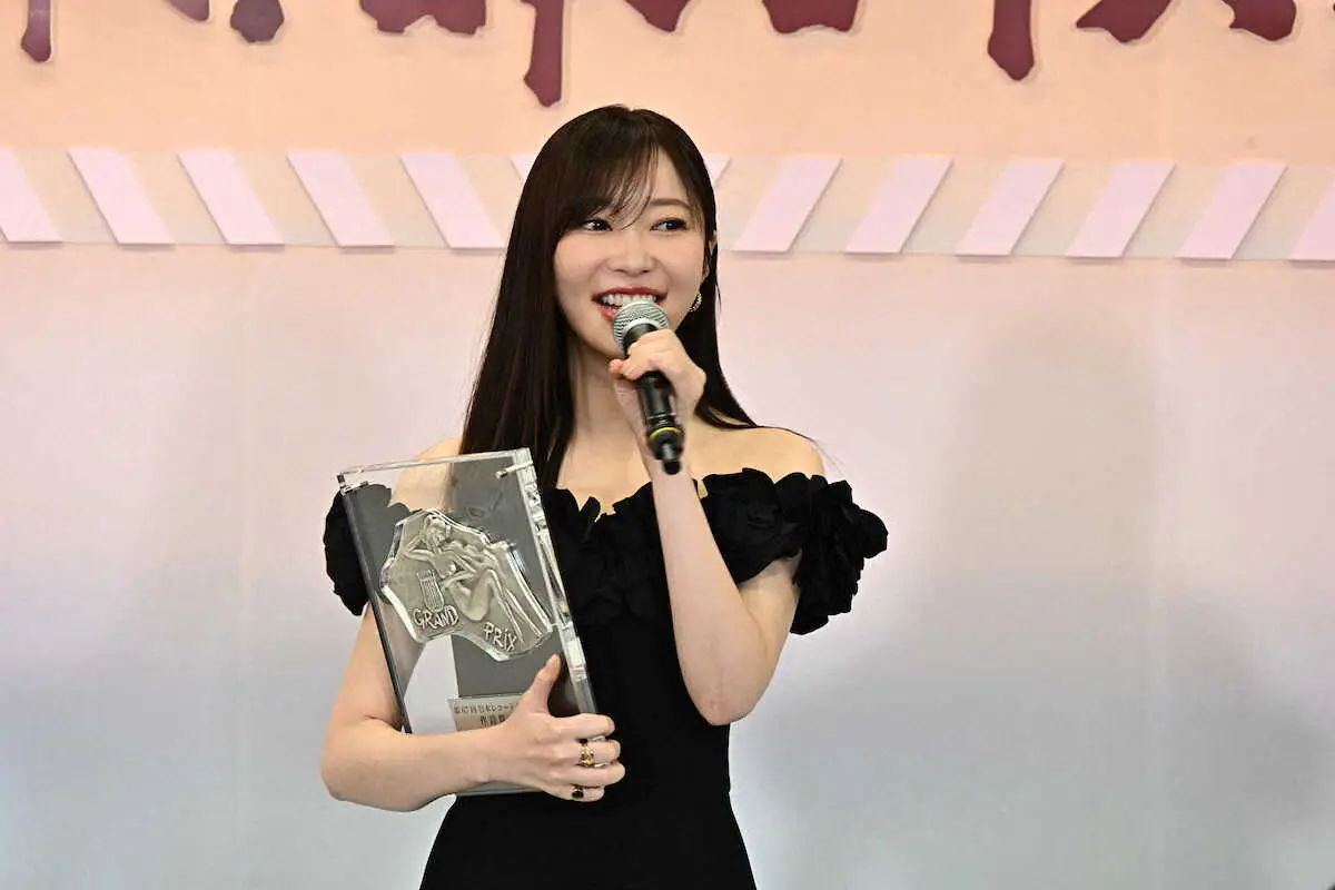 販売終了未開封品大御所指原莉乃キーホルダー 第67回 輝く！日本レコード大賞＞作詩賞を受賞した指原莉乃（左端）と