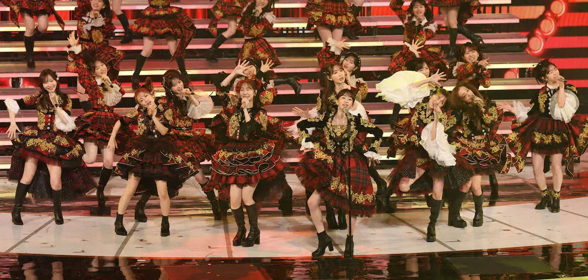 【画像・写真】【紅白】AKB48が6年ぶり出場　有吉が“好アシスト”　前田敦子、大島優子らレジェンドの緊張ほぐした