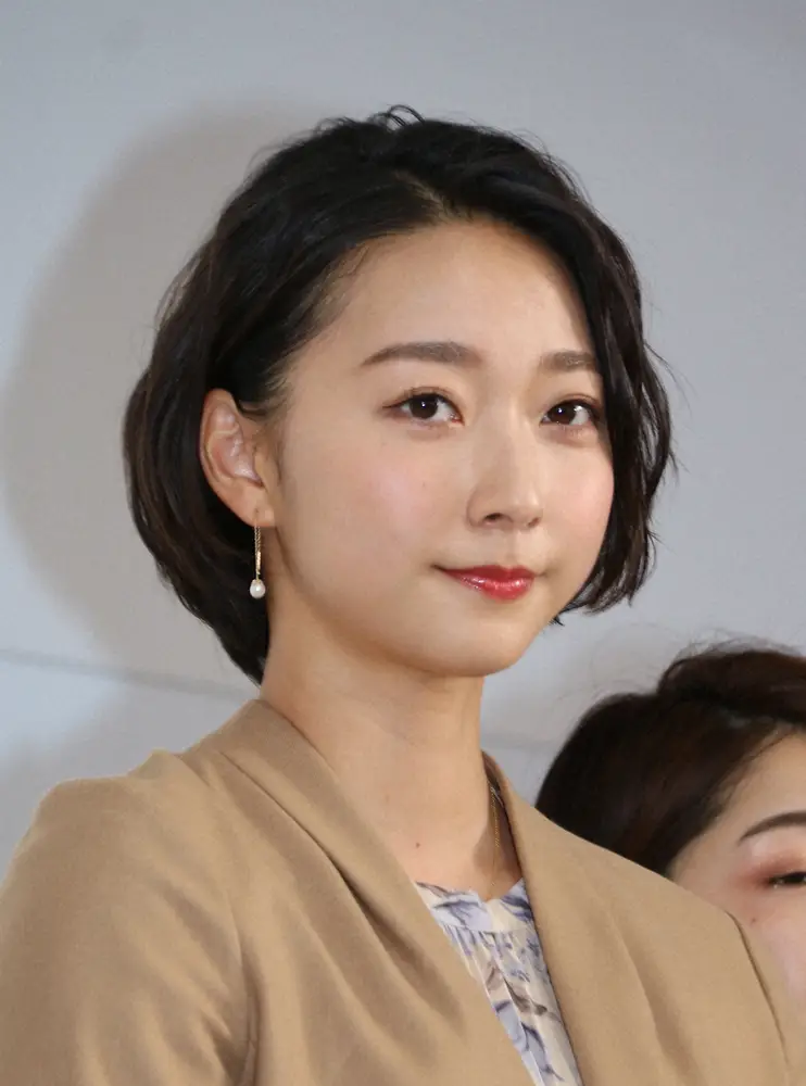 【画像・写真】鈴木誠也の妻・畠山愛理がアクロバティック投法で始球式　完璧なY字バランスから美の舞い