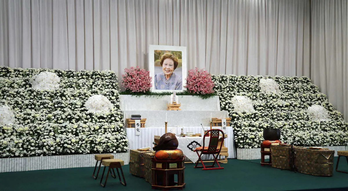 【画像・写真】海老名香葉子さんお別れの式　祭壇にはピンクと白の花　明石家さんま、吉永小百合らから供花届く