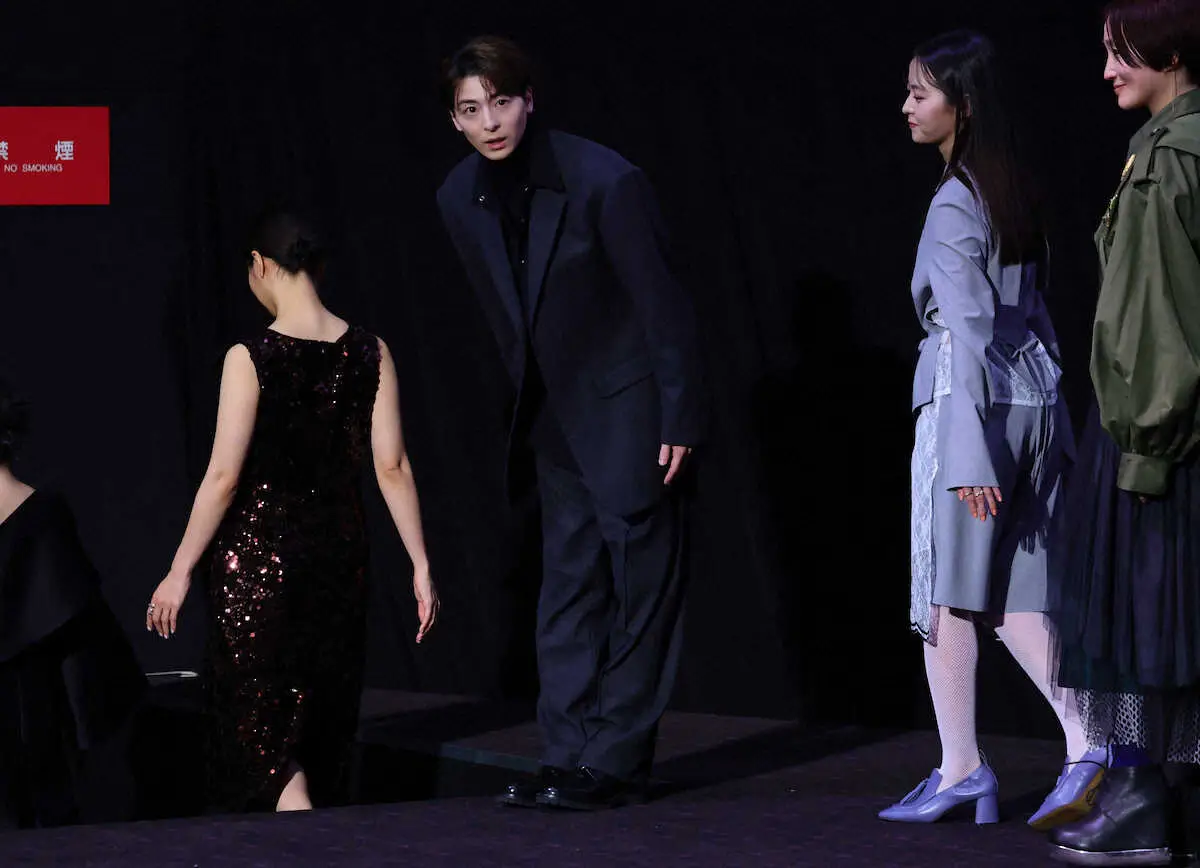 【画像・写真】高杉真宙　幸せ笑顔満開！波瑠との結婚発表後初報道陣の前に　結婚指輪は着けず祝福に会釈