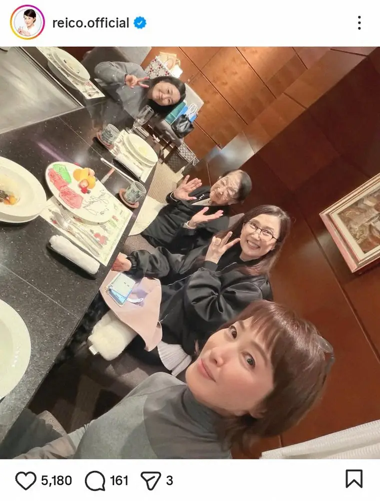 【画像・写真】高島礼子　元宝塚トップスターの誕生日をお祝い！大物プロデューサー交えた豪華ショットに「女子会万歳」