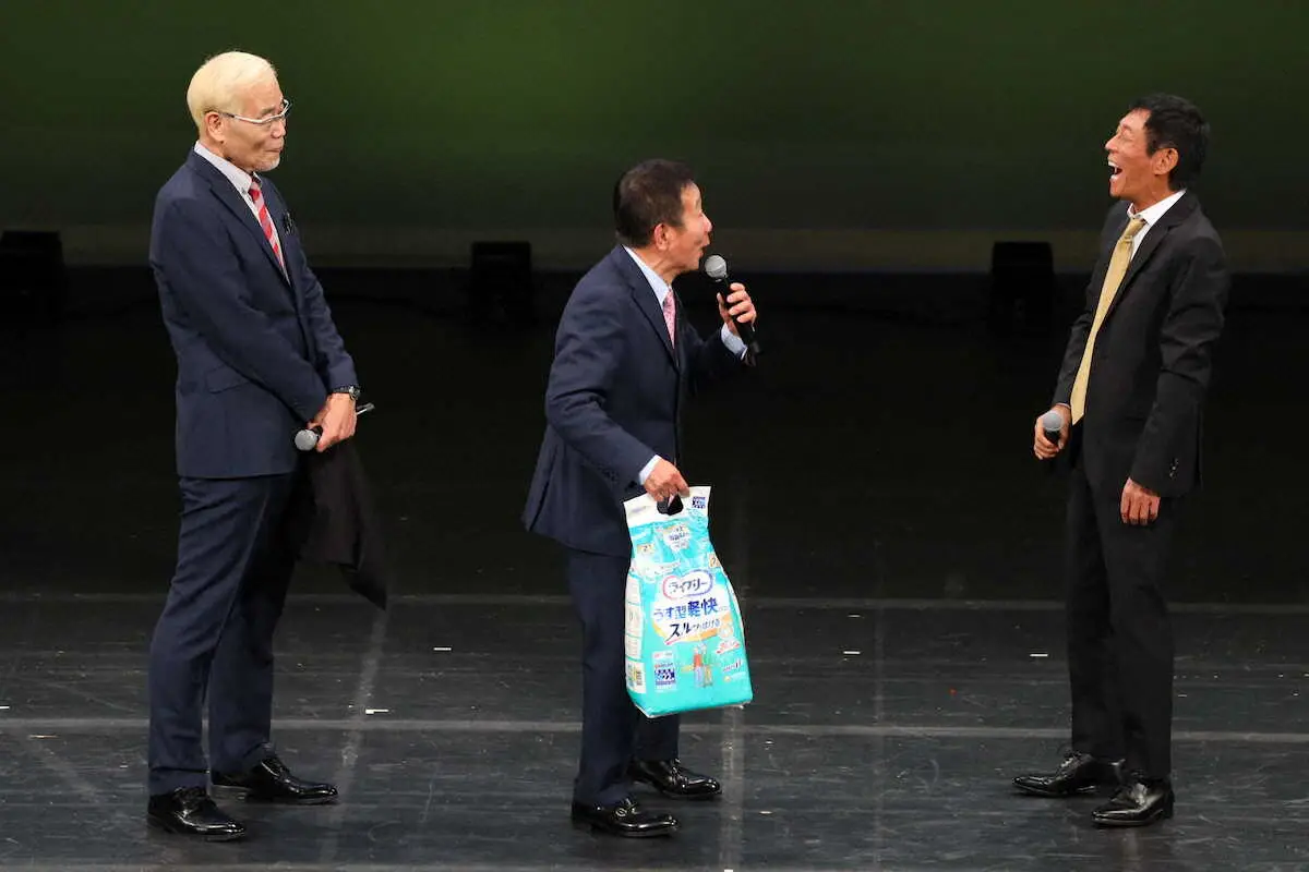【画像・写真】明石家さんま　オール阪神・巨人50周年記念公演にサプライズ出演　2人におむつプレゼント