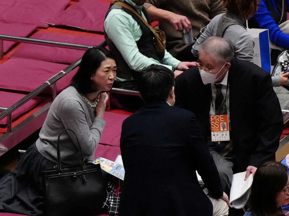 【画像・写真】異例！NHK大相撲中継にテレ朝ドラマが…松嶋菜々子「おコメの女」懸賞旗が国技館登場　ネット注目