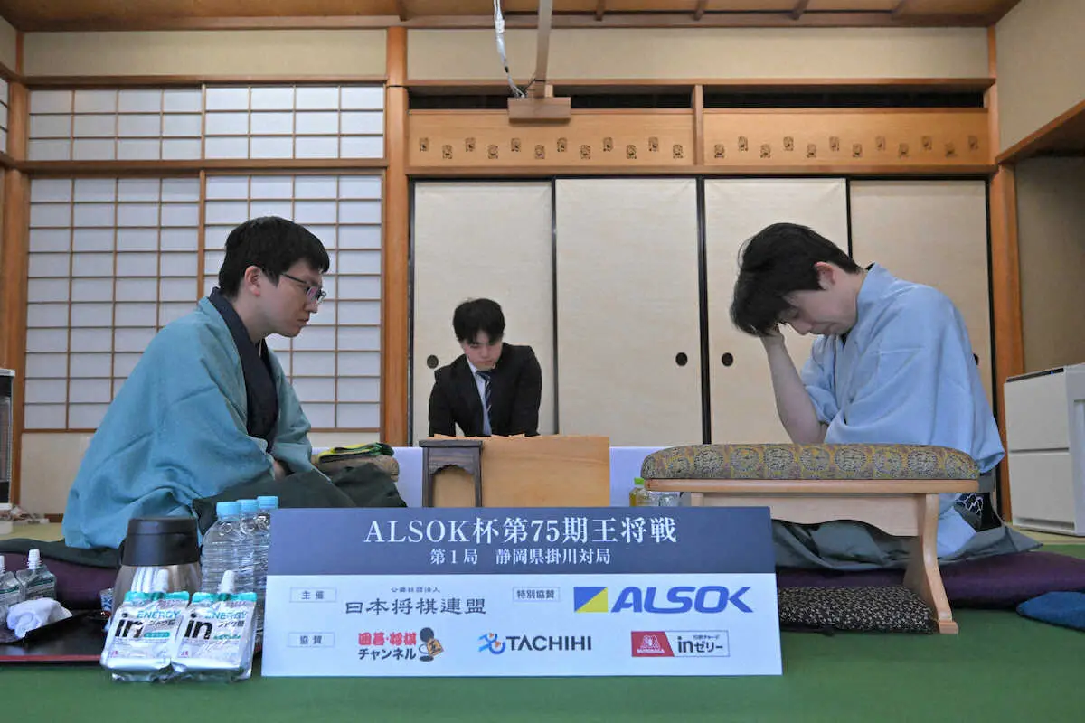 【画像・写真】【王将戦第1局1日目】藤井王将　約2時間の長考が大盤解説会でも話題　約100人のファンが対局見守る