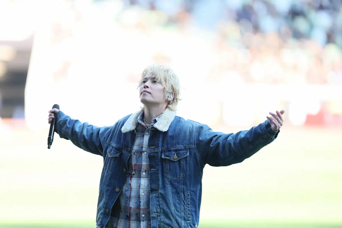 【画像・写真】高校サッカー決勝、手越祐也が登場！応援歌熱唱　バンド「T.N.T」で　「よく見たら」驚きの声