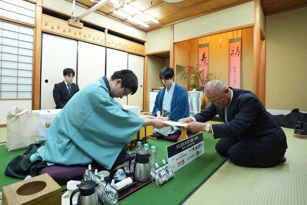 【画像・写真】【王将戦】永瀬九段　“特急料金攻め”　2筋に歩、もう一度歩、駒損より速度優先　開幕初日から盤上緊迫