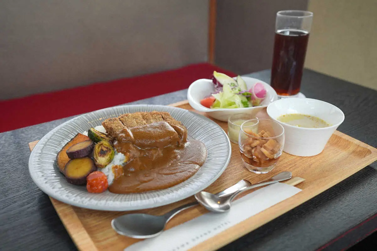 【画像・写真】【王将戦第1局】2日目・昼食　藤井王将は牛カツカレー　永瀬九段は回鍋肉＆“昼のおやつ”