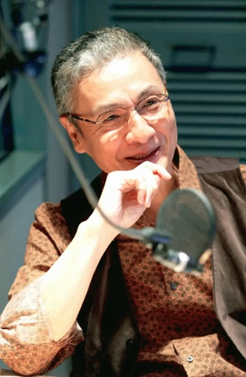 【画像・写真】06年、インタビューで笑顔を見せる久米宏さん