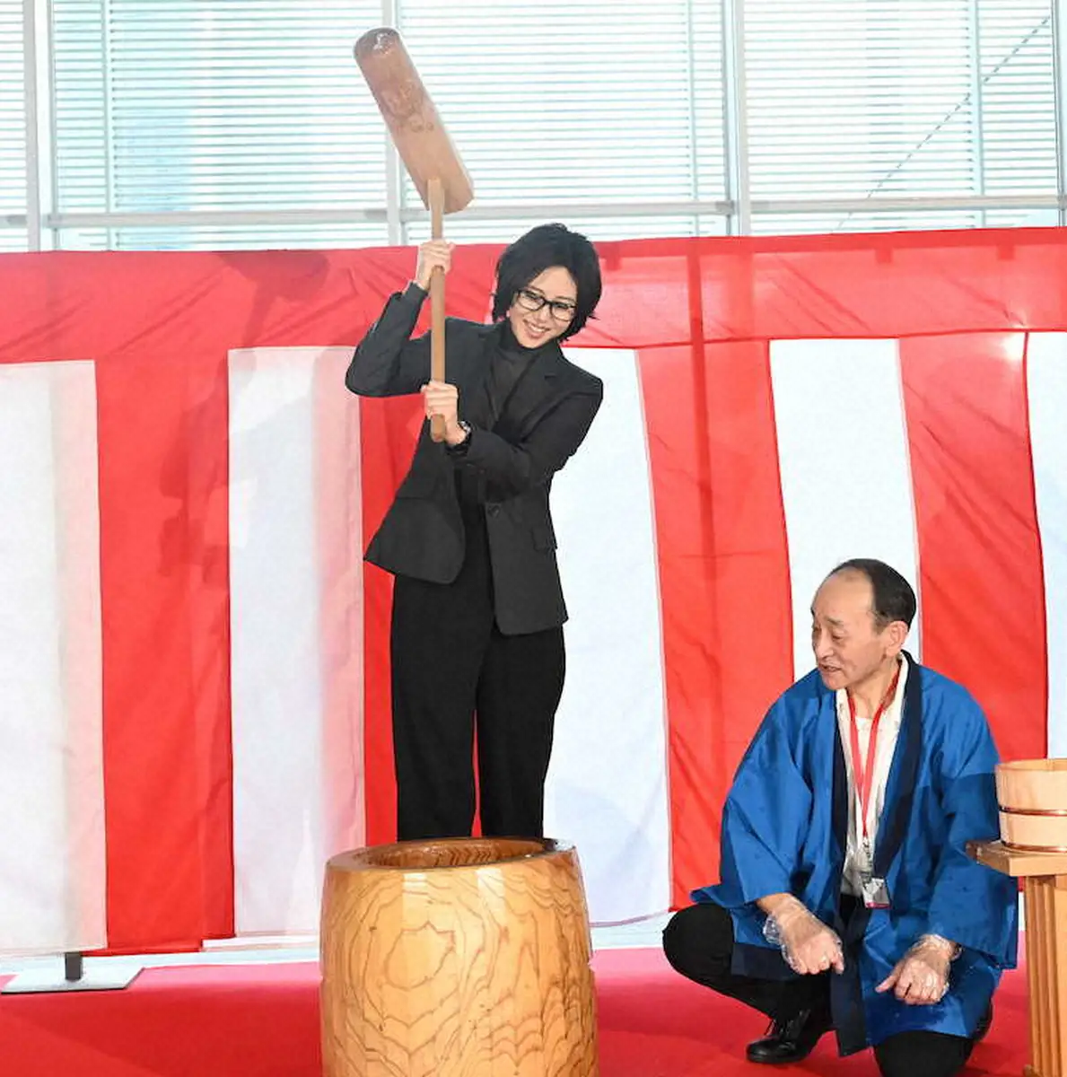 【画像・写真】松嶋菜々子　「おコメの女」ヒット祈願で餅つき　佐野勇斗はイイじゃん！　高橋克実はクールポコ。？