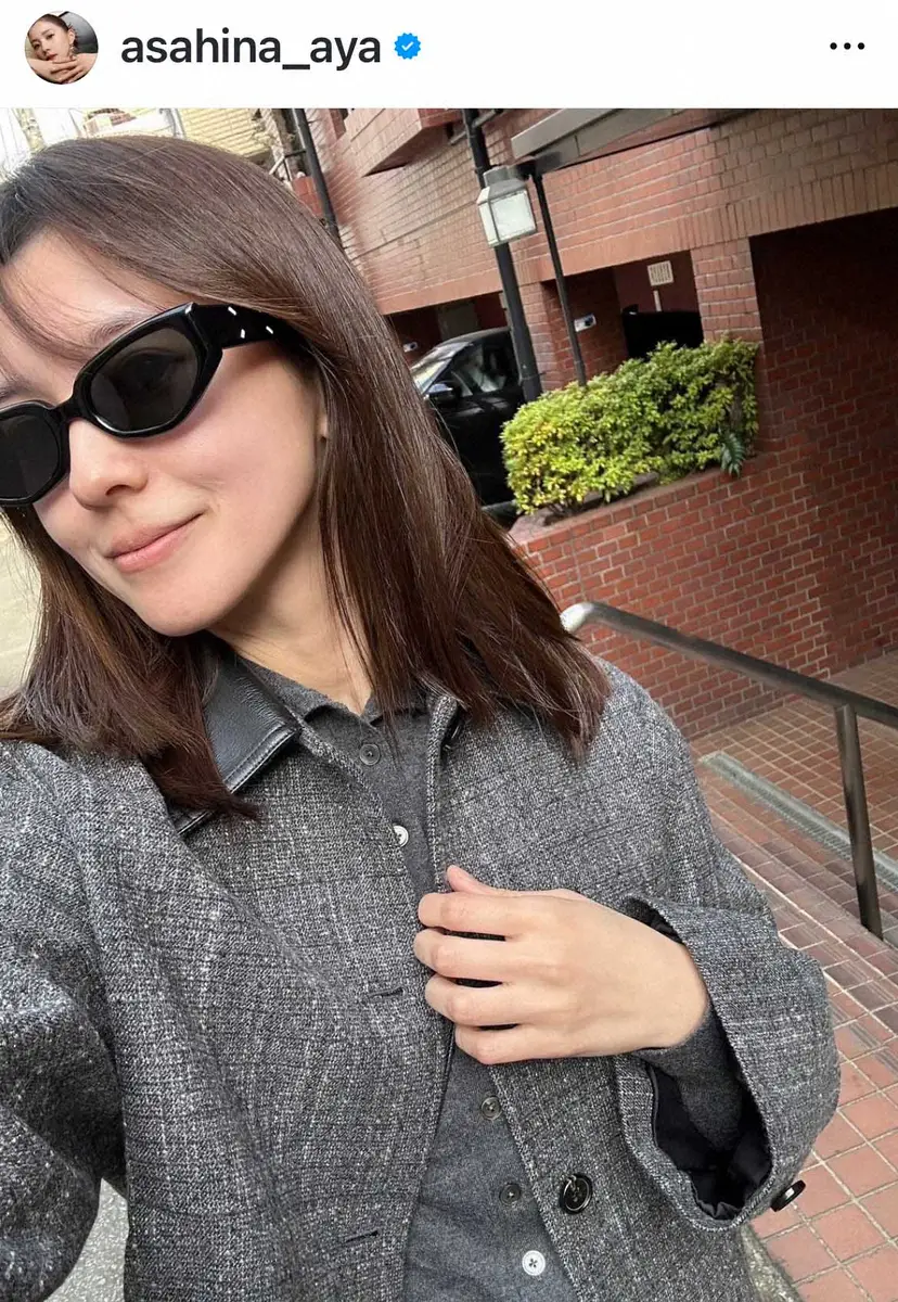 【画像・写真】2児のママ・朝比奈彩　新年初投稿のオシャレ自撮りSで推し活報告「グッズも増えてきたし最高。笑」