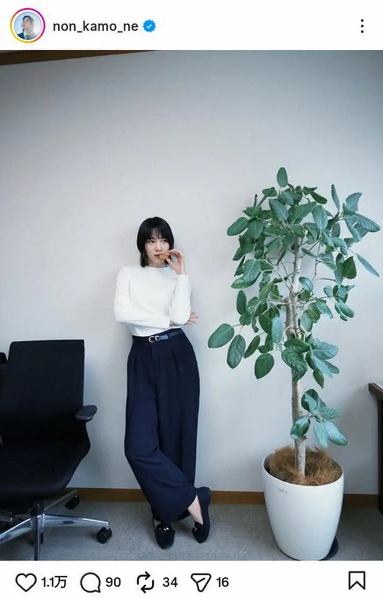 【画像・写真】のん「現場の差し入れを食べている私」　ラフなオフショットにファン「カッコイイ」「素敵な立ち姿」