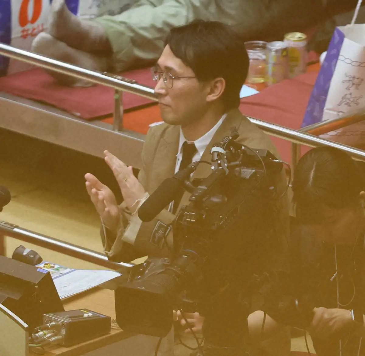 【画像・写真】NHK大相撲ゲストにシソンヌじろう登場、トレンド入り　結びの一番取り直しに大興奮「今日はもう…」