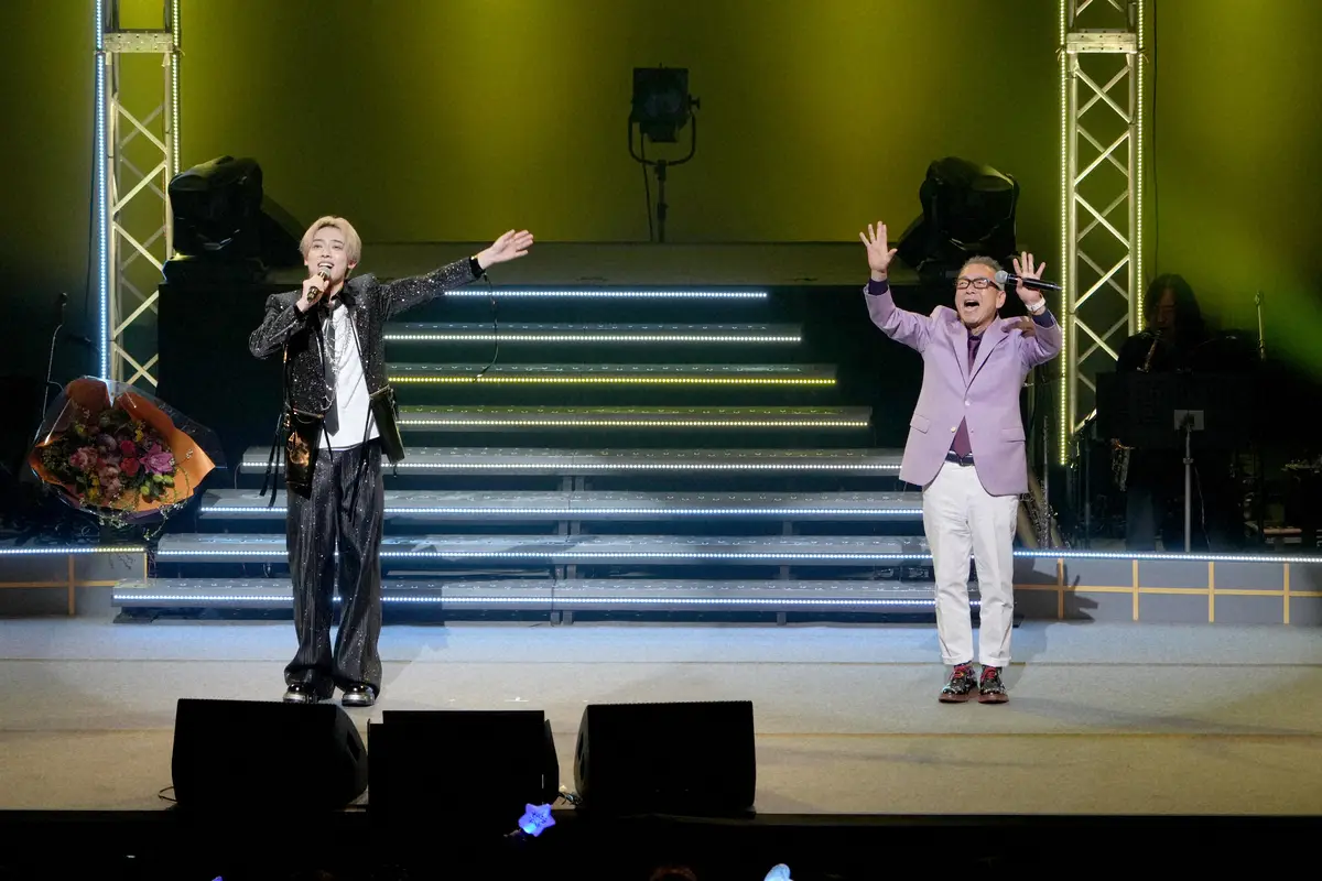 【画像・写真】辰巳ゆうと、地元・大阪でデビュー記念日コンサート！円広志が応援に駆けつけ、「百人力」の歌唱でコラボ