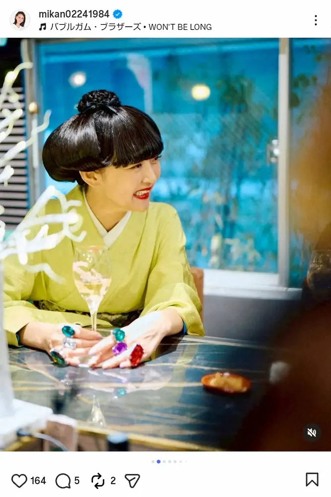 【画像・写真】ものまねタレント・みかん　銀座での“徹子ママ”姿披露　人気ミュージシャンとの2ショで「ゴイゴイスー」