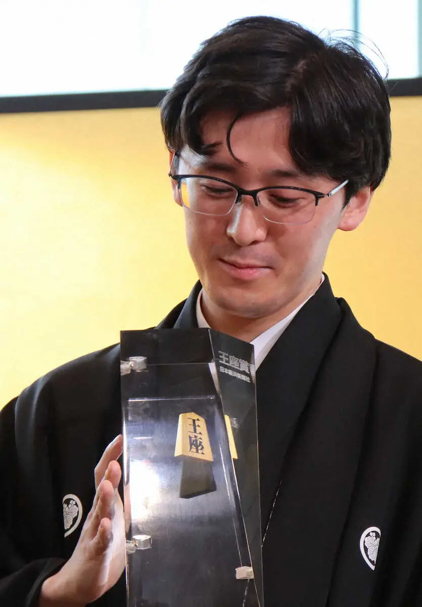 【画像・写真】将棋・王座就位式　伊藤匠王座　フルセットの末に藤井聡太6冠から2冠目を奪取