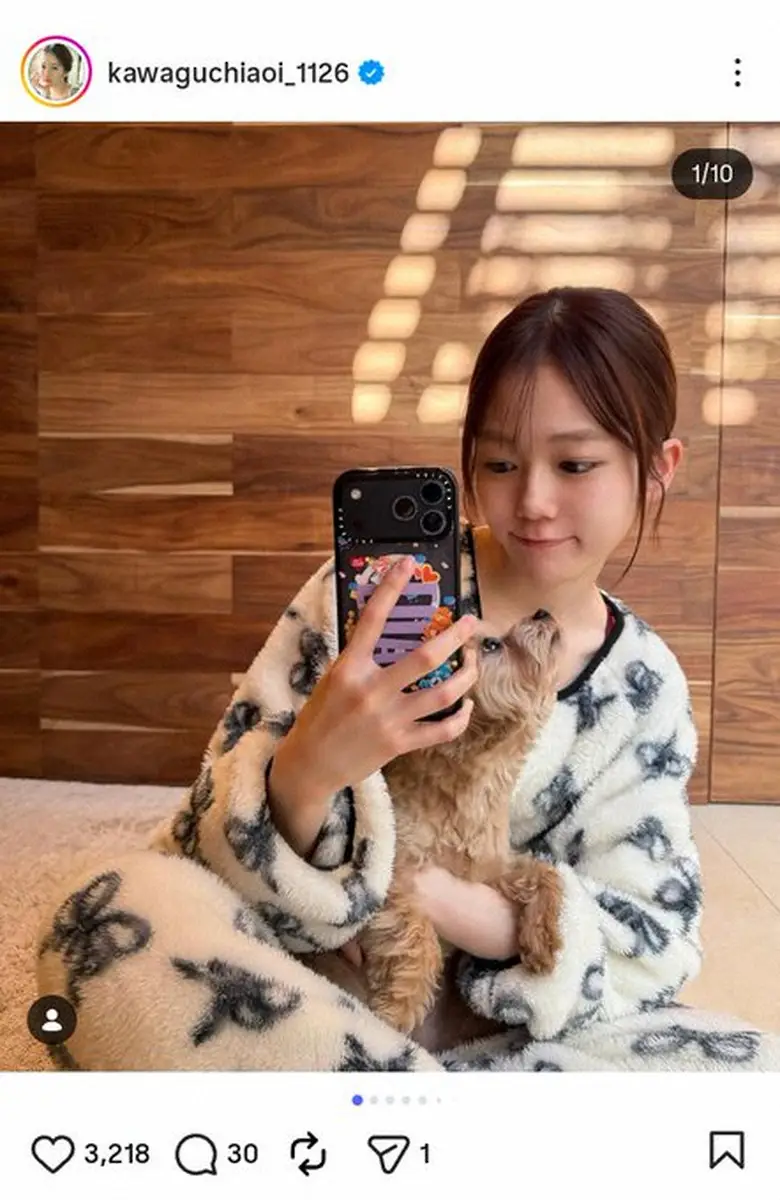 【画像・写真】川口葵　「犬に囲まれた生活すぎる」部屋着姿で愛犬とパシャリ「めちゃくちゃ可愛い」「癒やされる」の声