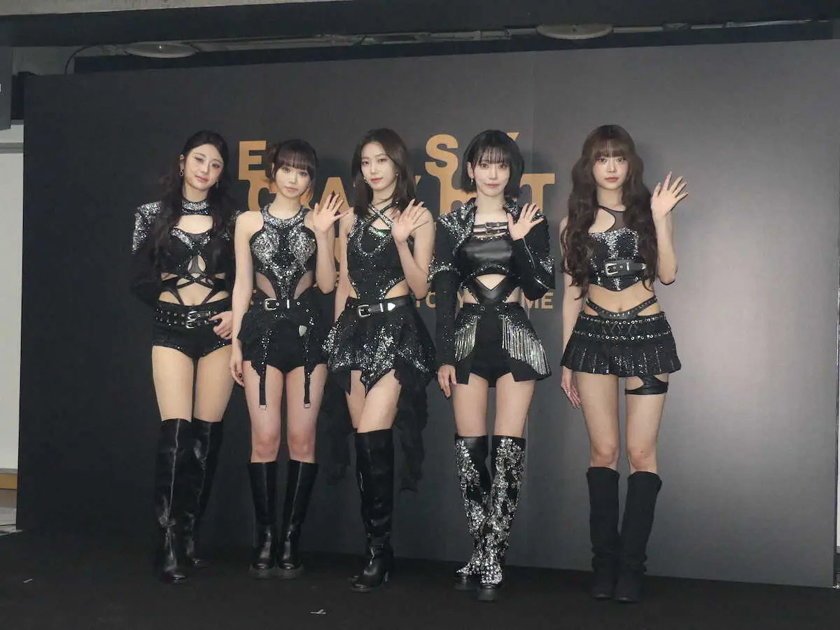 LE SSERAFIMの（左から）HUH YUNJIN、KIM CHAEWON、KAZUHA、SAKURA