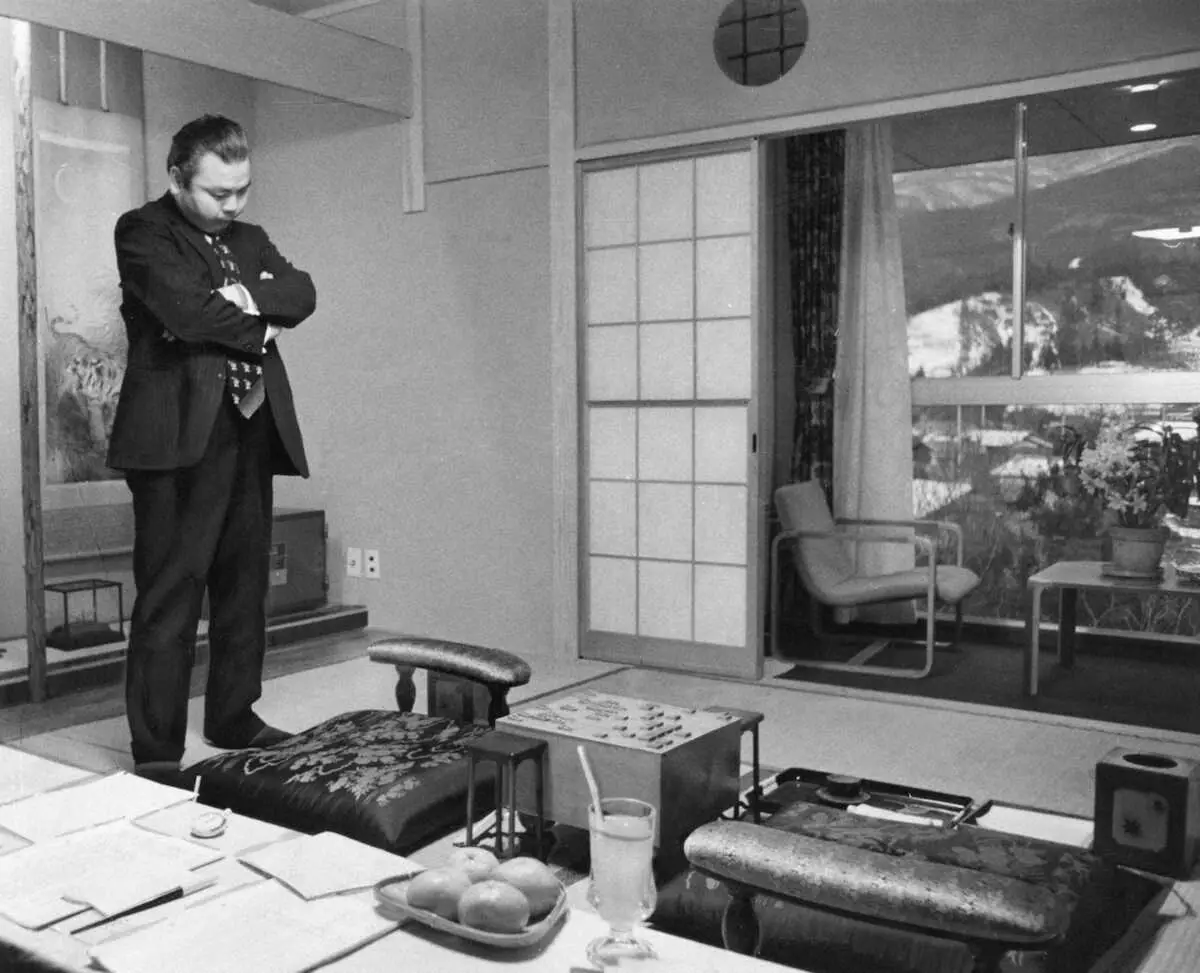 【画像・写真】中原名人の席の側に立って盤面を見つめる加藤一二三さん(毎日新聞社提供)