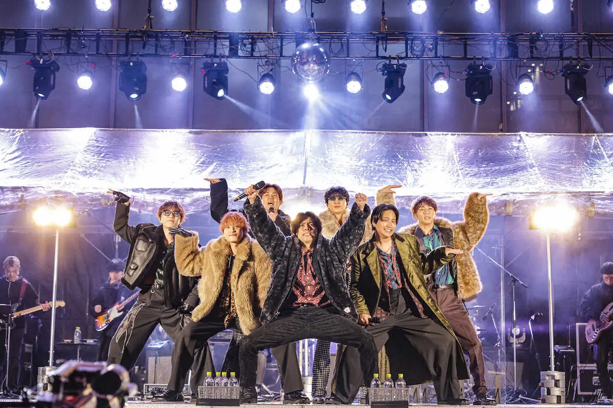 【画像・写真】WEST.　新宿歌舞伎町で初のフリーライブ　開始45分前の告知もファン4000人が集結