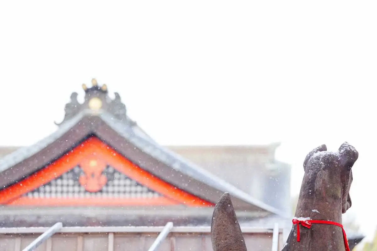 【画像・写真】【王将戦第2局】対局再開　藤井王将の封じ手は▲7四歩　伏見稲荷大社はうっすら雪化粧