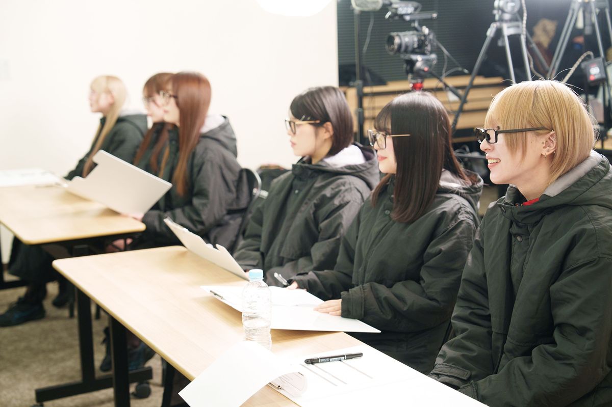 【画像・写真】新メンバー発表会見で記者に扮したNEO JAPONISMのメンバー