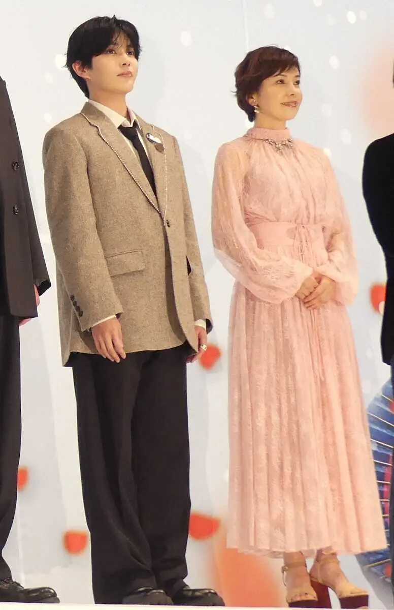 【画像・写真】長尾謙杜 　最新映画で母役女優を優しくエスコート　年内に成し遂げたい“あだ討ち”明かす