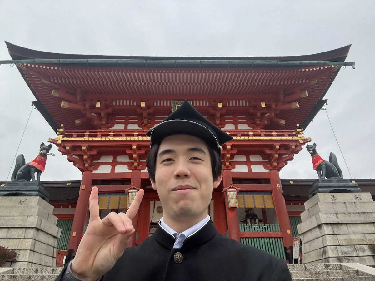 【画像・写真】【王将戦】藤井聡太王将　伏見稲荷で自撮りざんまい　第2局勝利から一夜明け