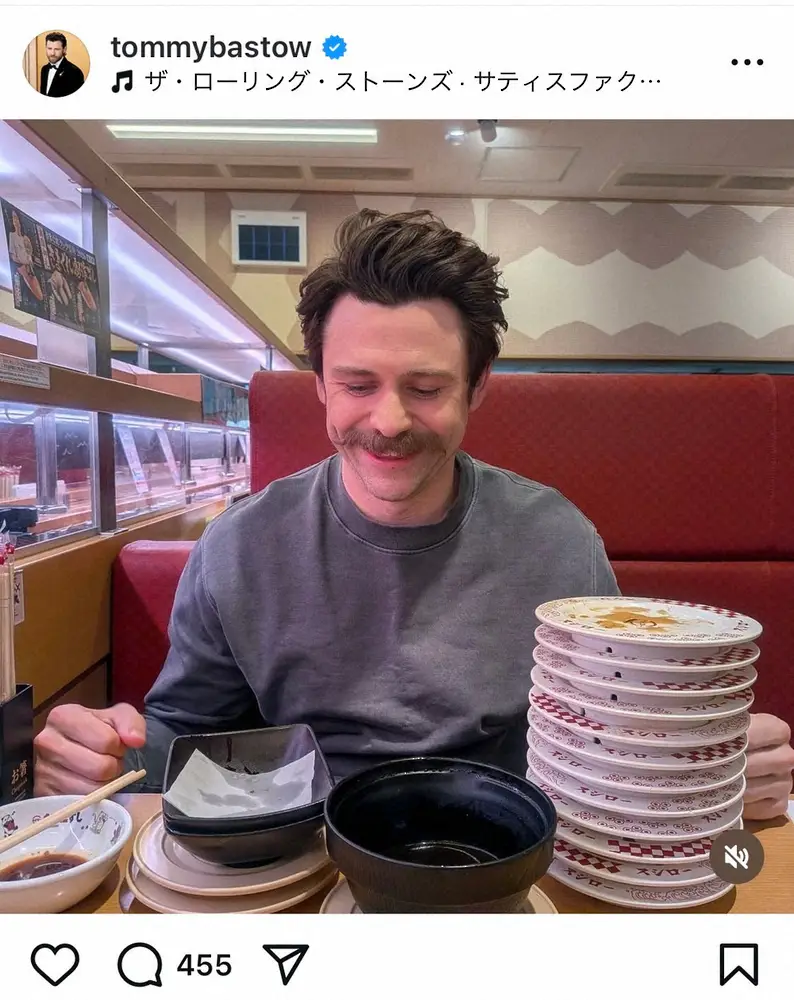 【画像・写真】「ばけばけ」ヘブン役トミー・バストウ　回転寿司を満喫「僕はお寿司、好ィーチョン！」