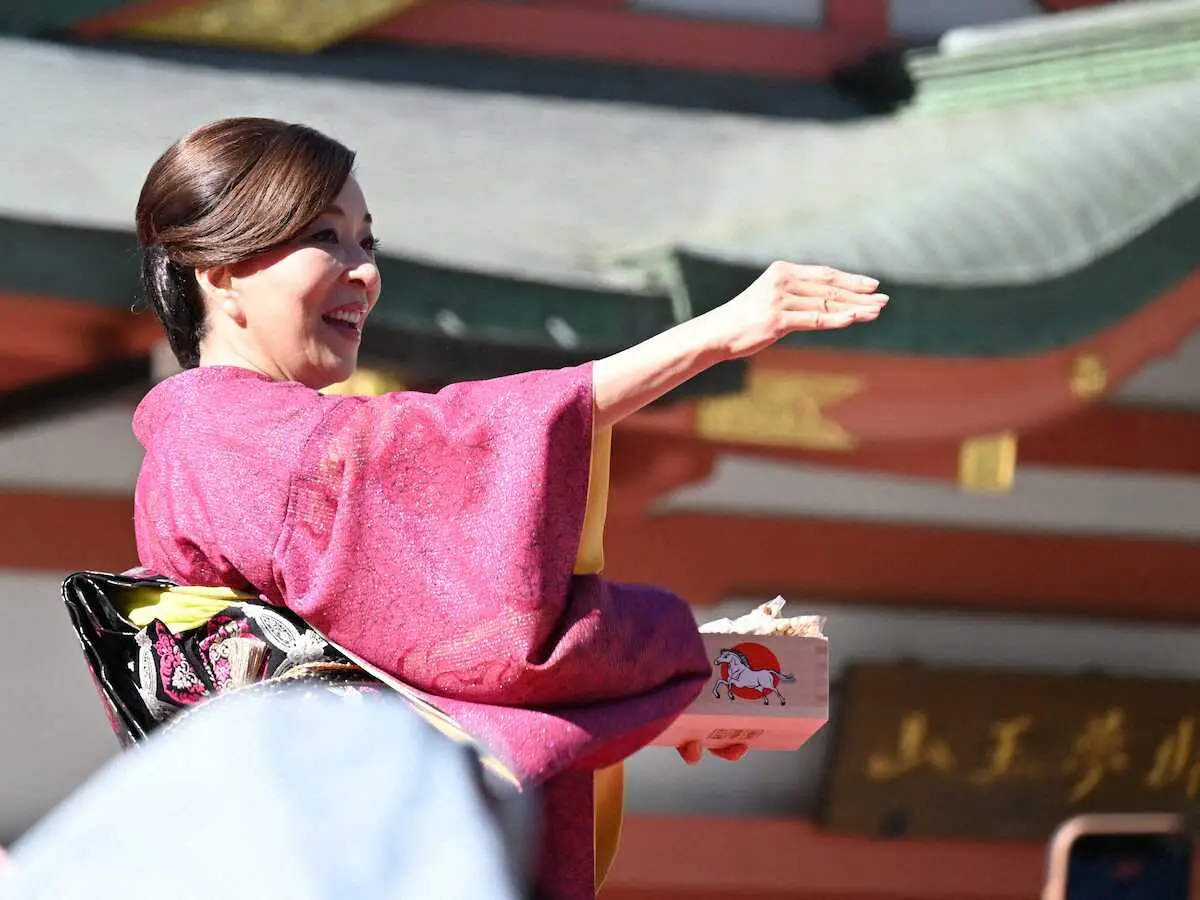 【画像・写真】真矢ミキ、天童よしみ、白鵬氏、琴桜らが日枝神社に登場　豪快豆まきにファンが歓声