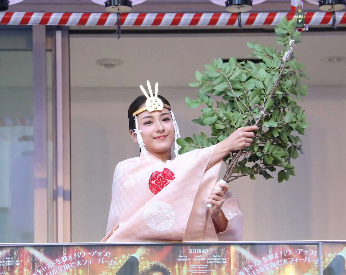 【画像・写真】平祐奈が神職姿を報道陣に初公開　豆まきでは厄払いも　「恥ずかしいですね」