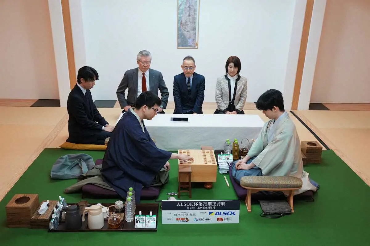 【画像・写真】【王将戦】第3局対局開始　先手は永瀬拓矢九段▲2六歩　ここまで藤井聡太王将1勝、永瀬九段1勝のタイ