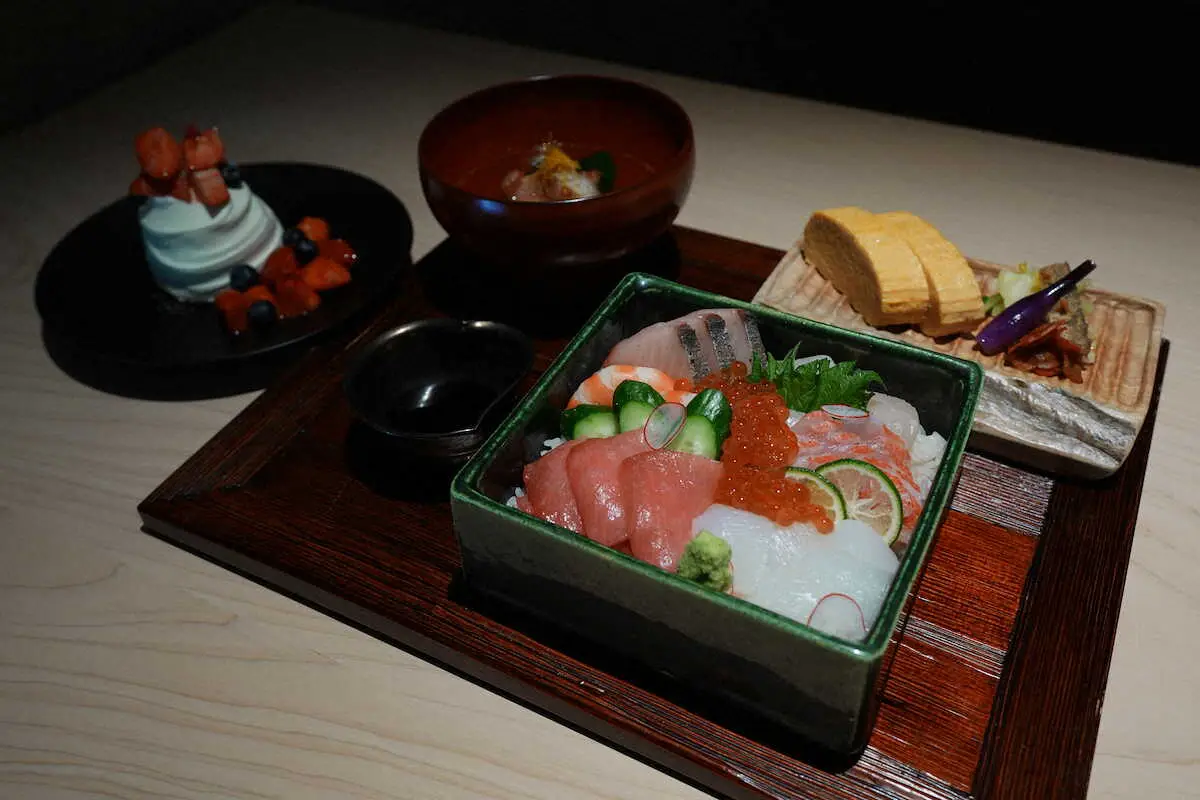 【画像・写真】【王将戦第3局】昼食休憩　藤井王将は「炭火焼カツ」、永瀬九段は「海鮮重」