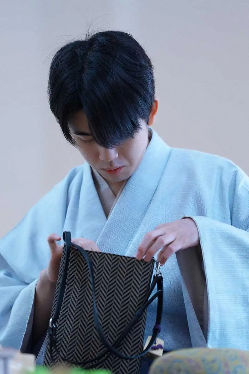 【画像・写真】信玄袋を手にする藤井王将