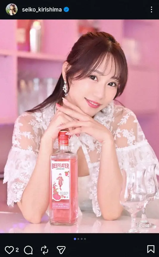 【画像・写真】“レース界の聖子ちゃん”霧島聖子　ピンクバーで白ワンピ姿披露に「飲み過ぎちゃう」「美しい」