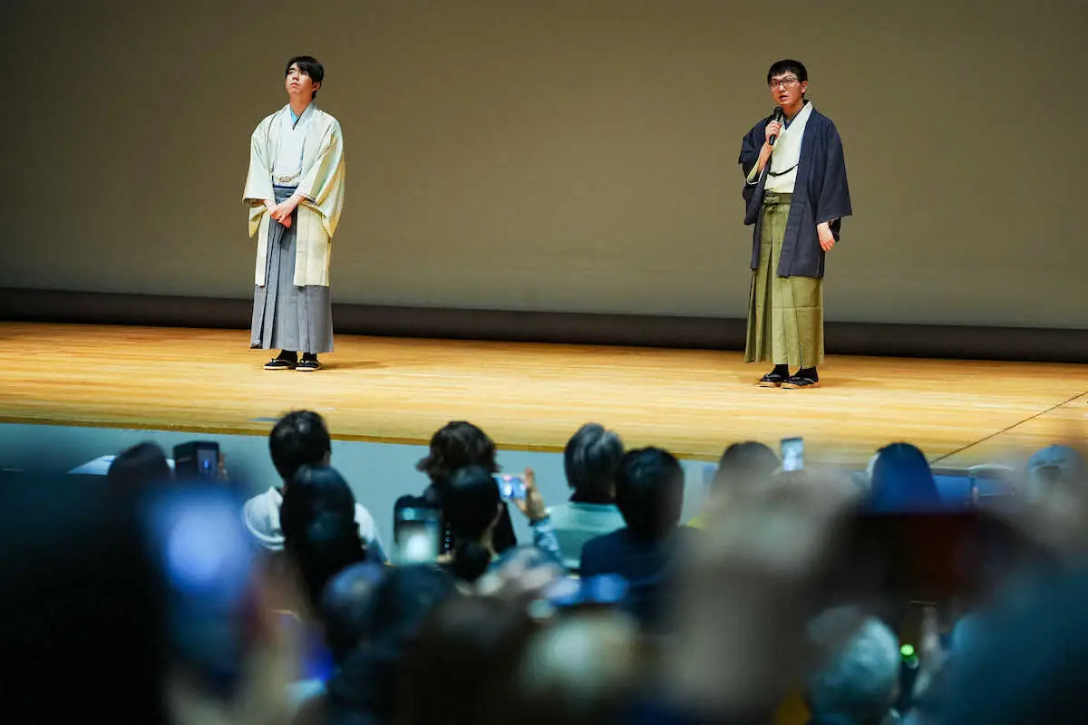 【画像・写真】【王将戦第3局】激戦制した永瀬九段　藤井王将とともに大盤解説会場登場