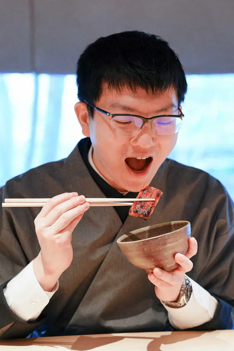 【画像・写真】永瀬九段　勝利で“うなぎのぼり”　好物を厨房で焼く　王将戦第3局一夜明け