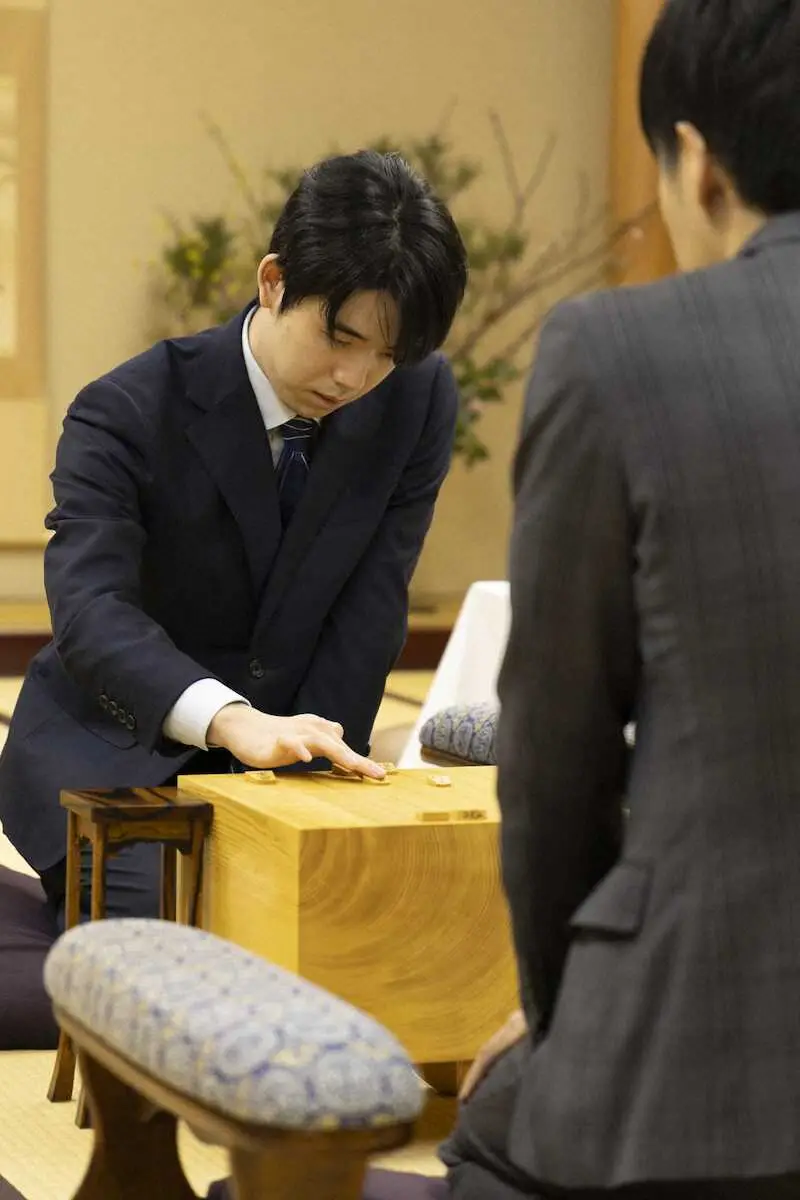 【画像・写真】藤井聡太棋王　前回失冠のダブルタイトル戦に突入　1勝2敗の王将戦に続き、棋王戦開幕
