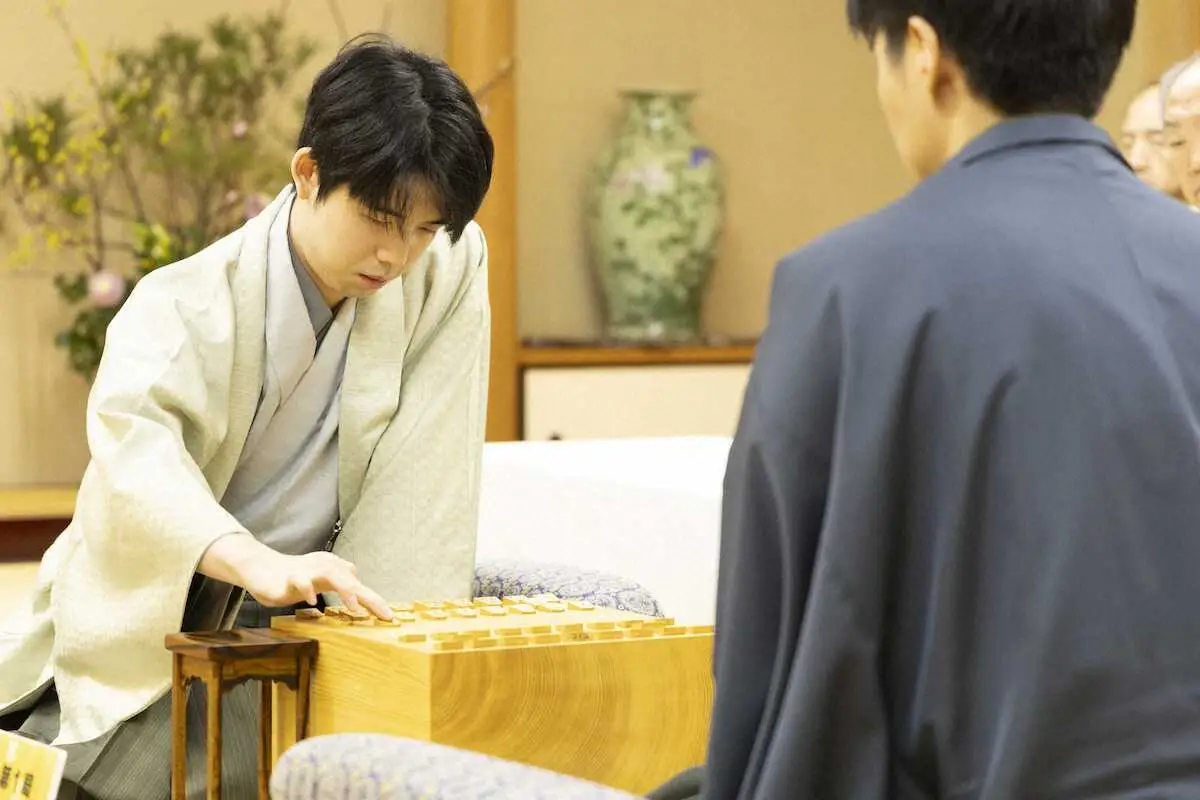 【画像・写真】藤井棋王　前例のない相居飛車の力戦に　4連覇が懸かる第1局開始
