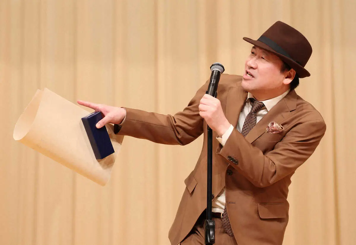 【画像・写真】【助演男優賞】佐藤二朗　壇上でツッコミにモノマネ…“ワールド”全開で大暴れ　「ブルーリボン最高！」
