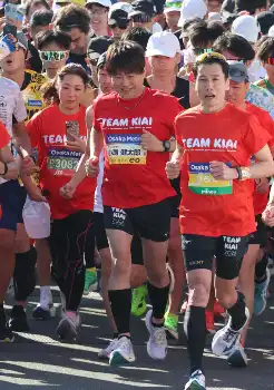 大阪マラソン＞スタートするコブクロ・小渕健太郎（中央）（撮影・後藤